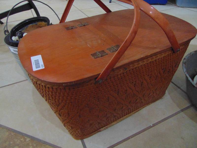 lot 2435 image: Picnic Basket