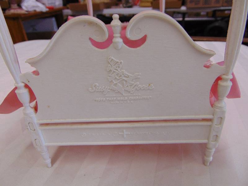 lot 2226 image: Barbie Bed Set