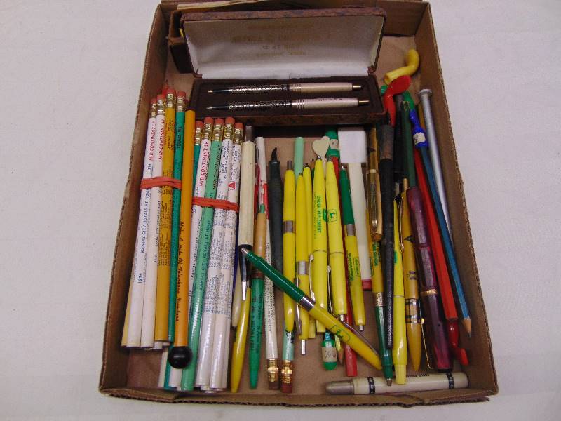 lot 2234 image: PensPencils Lot