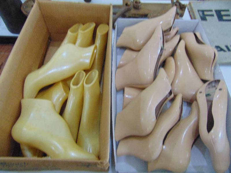 lot 2401 image: Plastic Foot Fitters
