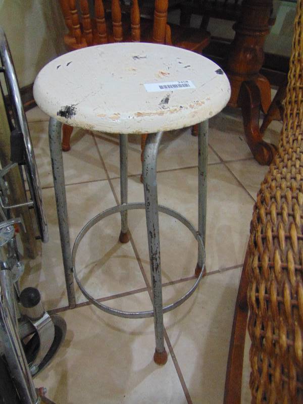lot 2458 image: Bar Stool