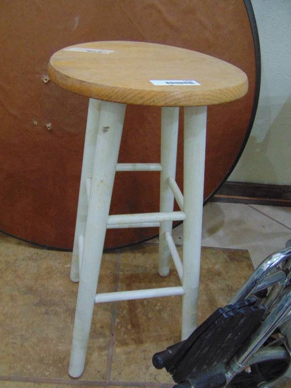 lot 2460 image: Bar Stool