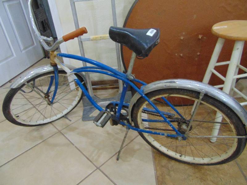 lot 2461 image: Vintage Schwinn Bicycle