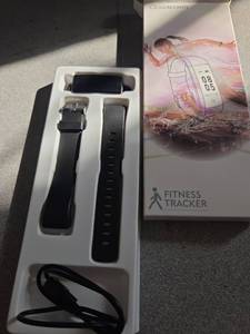 lot 2638 image: Cloudpoem S1C Fitness Tracker - Retail $0