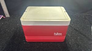 lot 2 image: Igloo Polar Six Cooler Red