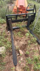 lot 225 image: Pallet Forks Attachment JD Quick-Attach Plate Black Steel Frame jd hooks