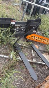 lot 226 image: LandHonor Hydraulic Forks And Frame HPF-11-3000G 3000 lbs Class 2
