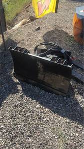 lot 248 image: Mini Snow Plow Blade with Hydraulic Lift Springs Attachment