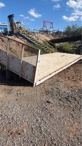 lot 256 image: 20ft flatbed Wood Deck Approximately 8 ft