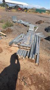 lot 402 image: Lot of metal frame for carport