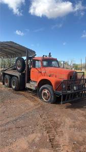 lot 427 image: International Harvester S-Series Truck
