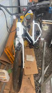 lot 315 image: Schwinn Electric Bicycle White S754LXA