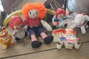 lot 4594 image: Vintage Raggedy Ann & Andy Radio untested & More