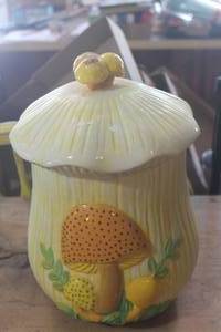 lot 4606 image: Vintage Mushroom Cookie Jar