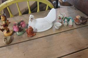 lot 4613 image: Top of Vtg. Hen on Nest and More
