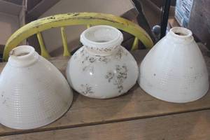 lot 4616 image: Vintage Glass Lamp Shades needs cleaning