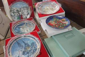 lot 4623 image: NIB Roy Windsor & Avon Christmas Dcor Plates