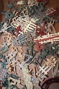 lot 4631 image: Vintage Army Men and More