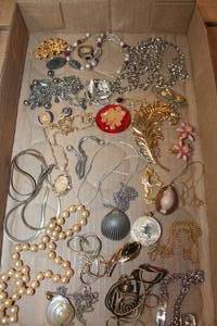 lot 4690 image: Misc. Jewelry