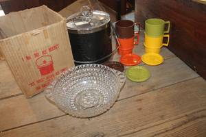 lot 4699 image: Vtg. Tupperware Coffee Cups, IOB Ice Bucket & more