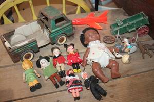 lot 4701 image: Misc. Vintage Toys