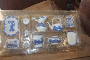 lot 4708 image: NIP Blue & White Small Dish Set