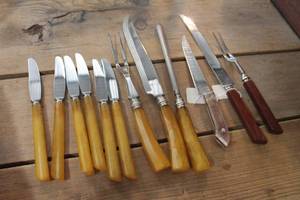 lot 4712 image: Vintage Bakelite Handled Carving Set & More