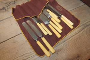 lot 4713 image: Vintage Celluloid Handled Knives