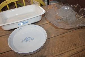 lot 4729 image: Vtg. Corning Ware Casserole Dish and More