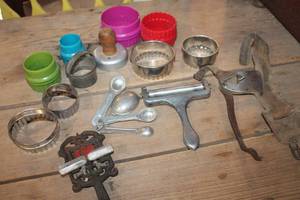 lot 4733 image: Vintage Cookie Cutters & More
