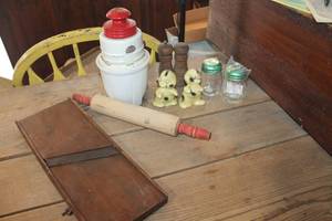 lot 4747 image: Vintage Electric Butter Churn needs new cord & More