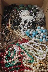 lot 4769 image: Misc. Vintage Jewelry