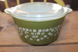 lot 4797 image: Vintage Pyrex Crazy Daisy Casserole Dish wlid no chipscracks