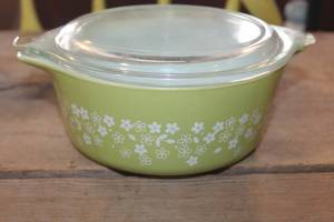 lot 4798 image: Vintage Pyrex Crazy Daisy Casserole Dish wlid no chipscracks