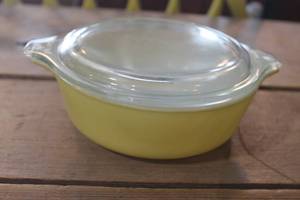 lot 4799 image: Vintage Pyrex Yellow Casserole Dish wlid no chipscracks