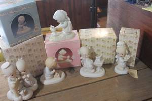 lot 4801 image: IOB Precious Moments Figurines