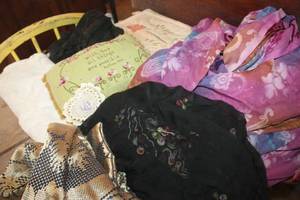 lot 4807 image: Tablecloths, Dcor Pillow and More