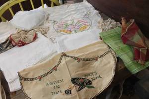 lot 4810 image: Vintage Dresser Scarf, Pillowcases and More