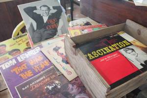 lot 4867 image: Vintage Records Frank Sinatra & More in Wood Crate
