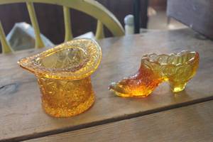 lot 4872 image: Vintage Fenton Amber Glass Top Hat & Shoe