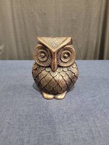 lot 633 image: Decorative Owl Figurine Gold Tone
