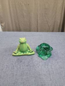 lot 634 image: Green Frog Figurine and Green Glass Frog  Lot 2pc
