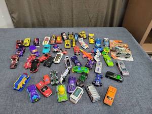 lot 643 image: Lot of  Diecast Toy Cars Mixed Brands Models Matchbox Hot Wheels