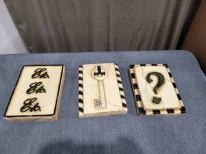 lot 653 image: 3 Decorative Wall Plaques with Calligraphy and Crown Design