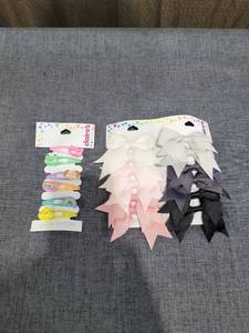 lot 673 image: Claires Hair Clips and Bows Lot