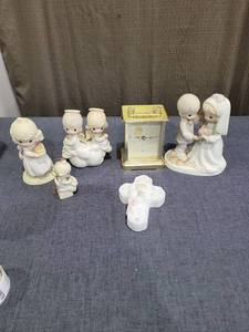 lot 679 image: Precious Moments Figurine Collection Lot with Clock 6 Pieces