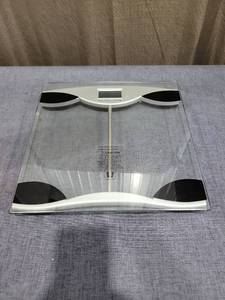 lot 680 image: Glass Bathroom Scale Digital Display Max 330lbs d0.2lb