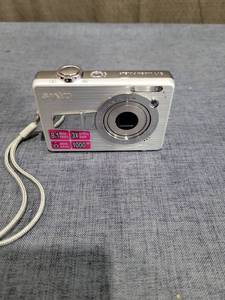lot 684 image: Sanyo 8.1 Megapixel Digital Camera 3X Optical Zoom 1000 ISO No Battery Charger