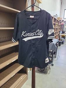 lot 700 image: Mitchell & Ness Kansas City Throwback NFL Baseball Jersey Size L
