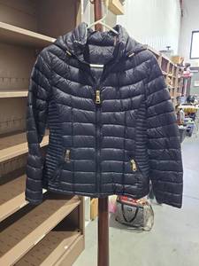 lot 702 image: Calvin Klein Packable Lightweight Hooded Puffer Jacket Size L